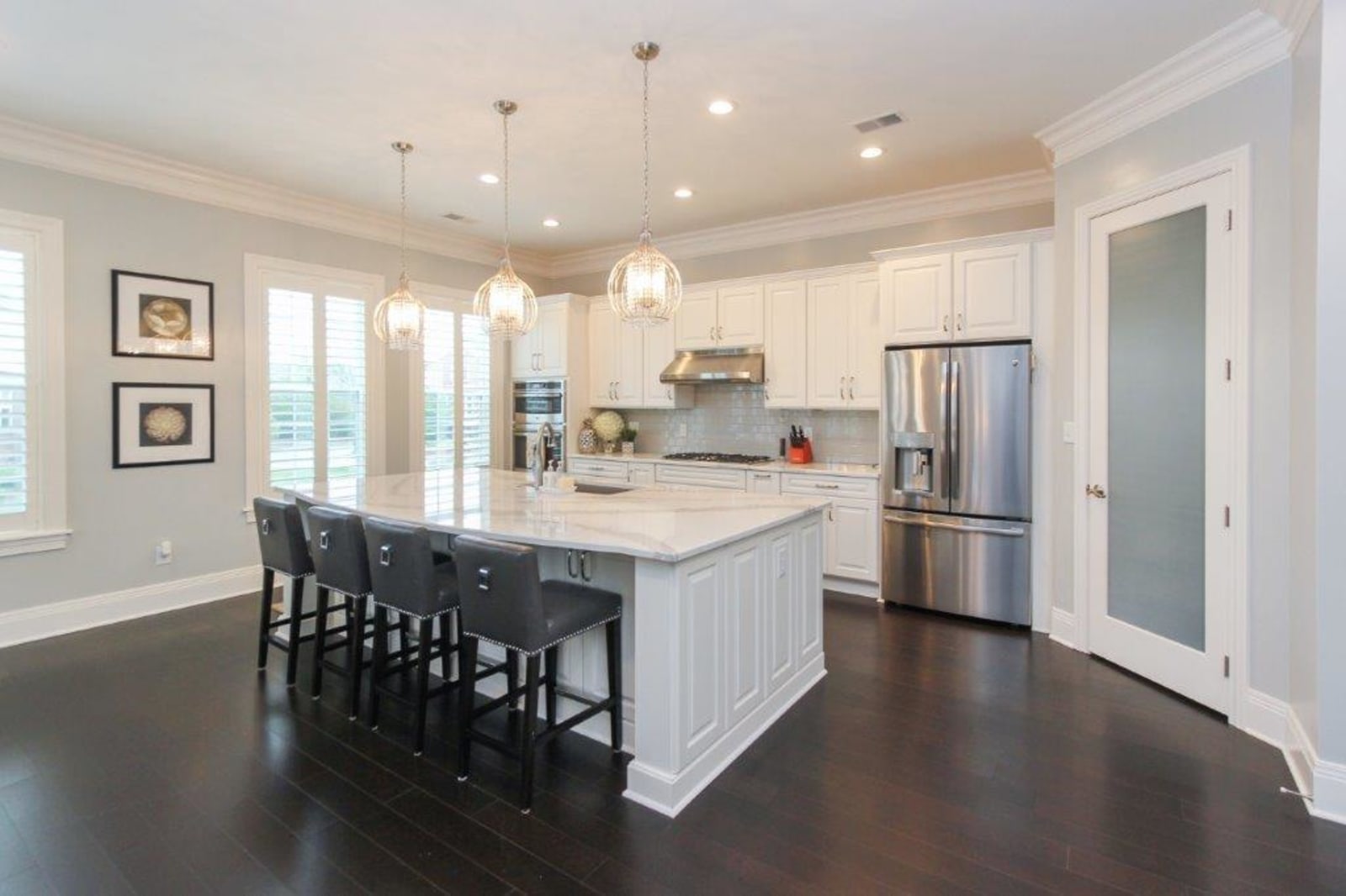Kitchen island topped with a veined quartz countertop